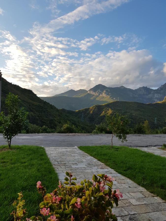Lugina E Komanit المظهر الخارجي الصورة