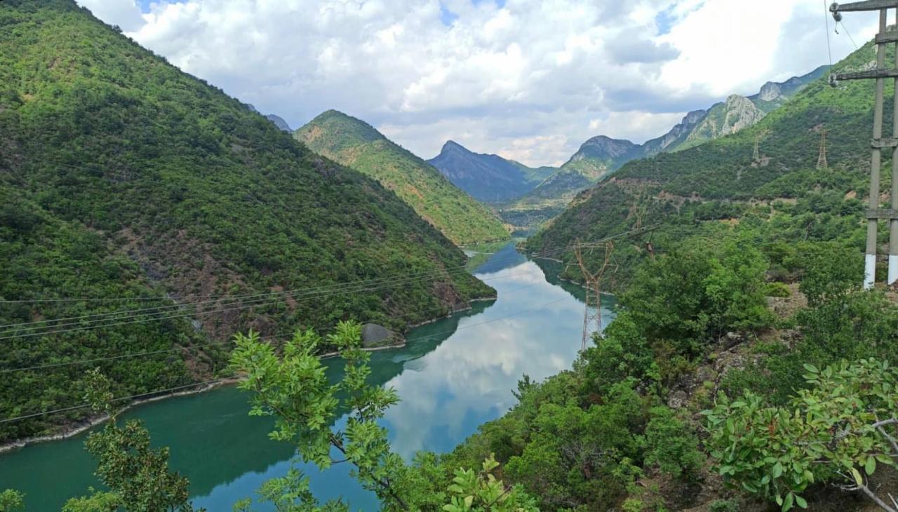 Lugina E Komanit المظهر الخارجي الصورة